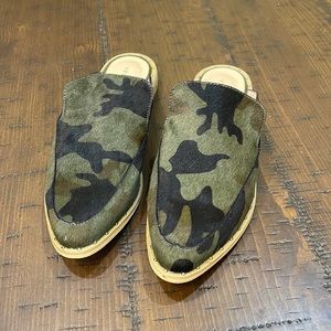 NWOT Very Volatile Camo Slides Size 7